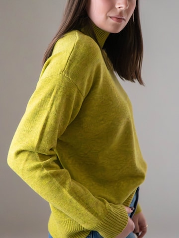 WEARABLE STORIES Pullover 'Riske' in Gelb