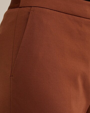 Slimfit Pantaloni con piega frontale di WE Fashion in marrone