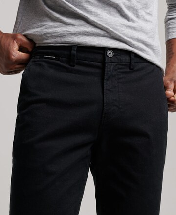 Coupe slim Pantalon chino Superdry en noir