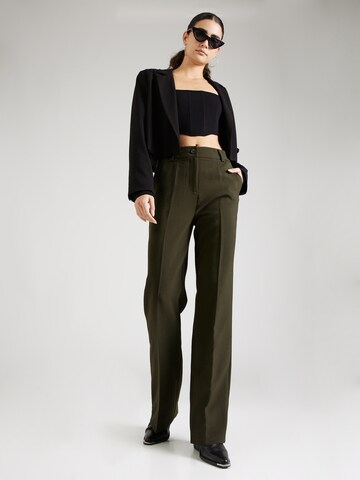 Loosefit Pantaloni con piega frontale 'Gale' di modström in verde