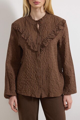 Trendyol Blouse in Brown