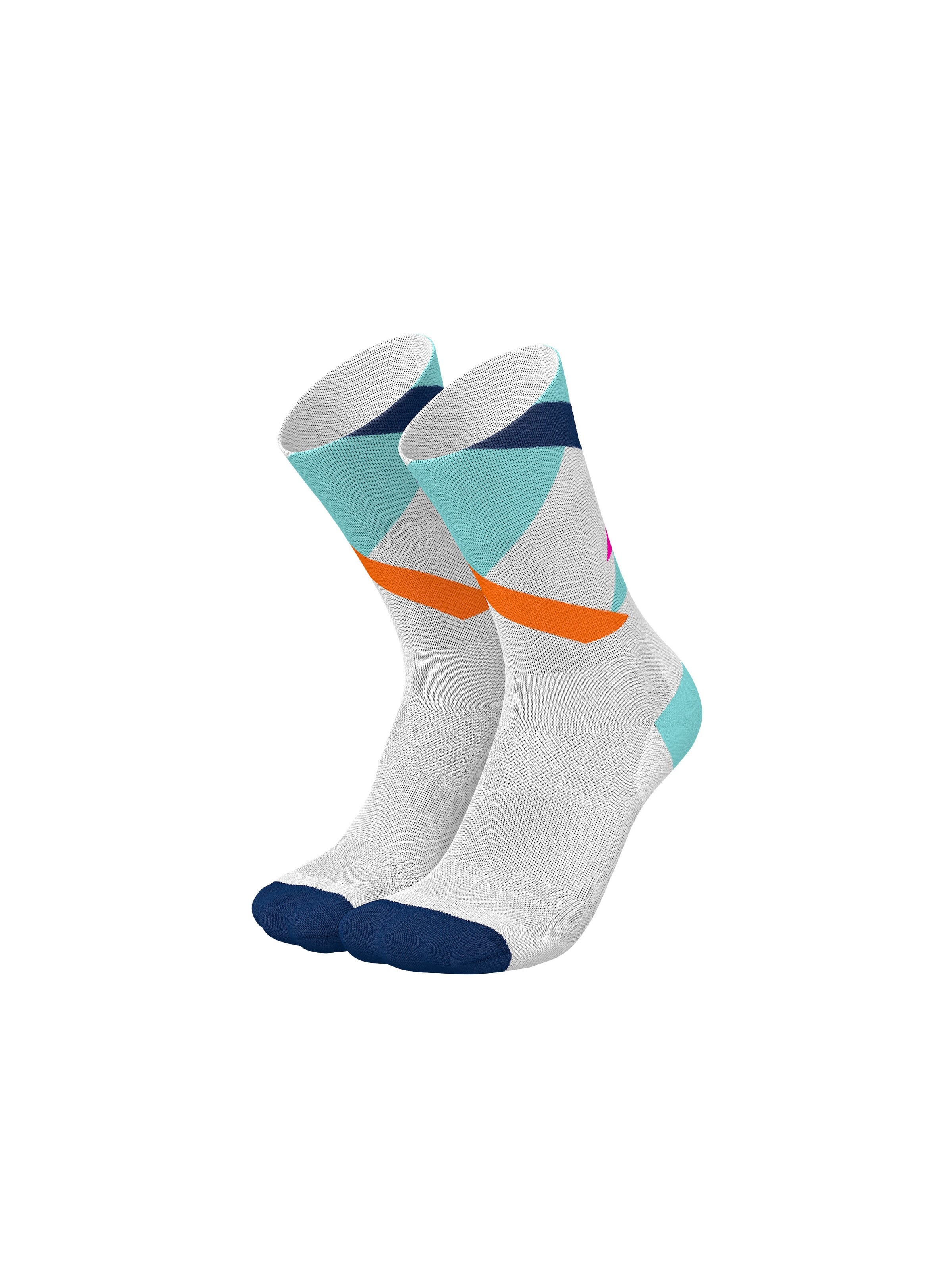 INCYLENCE Athletic Socks 'STRIKES' in White: front