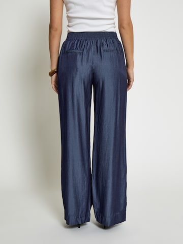 Wide leg Pantaloni 'Bea' di Peppercorn in blu