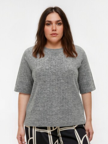 Pullover 'VMCSally' di Vero Moda Curve in grigio: frontale