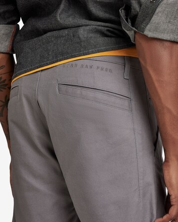 Coupe slim Pantalon chino G-Star RAW en gris