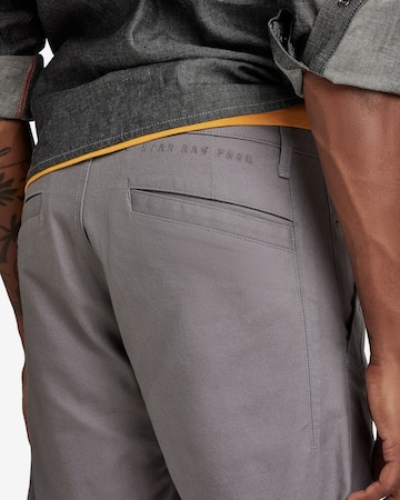 Coupe slim Pantalon chino G-Star RAW en gris