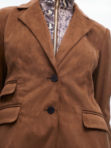 Lola Casademunt Blazers in Bruin