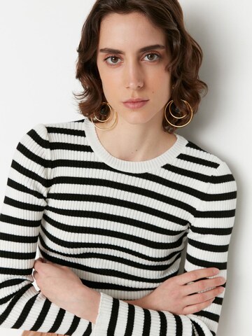 Trendyol Sweater in Black