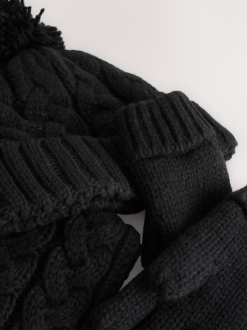 Set de la Next pe negru