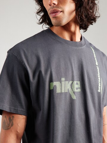 Nike Sportswear Paita 'M90 SWOOSH' värissä harmaa