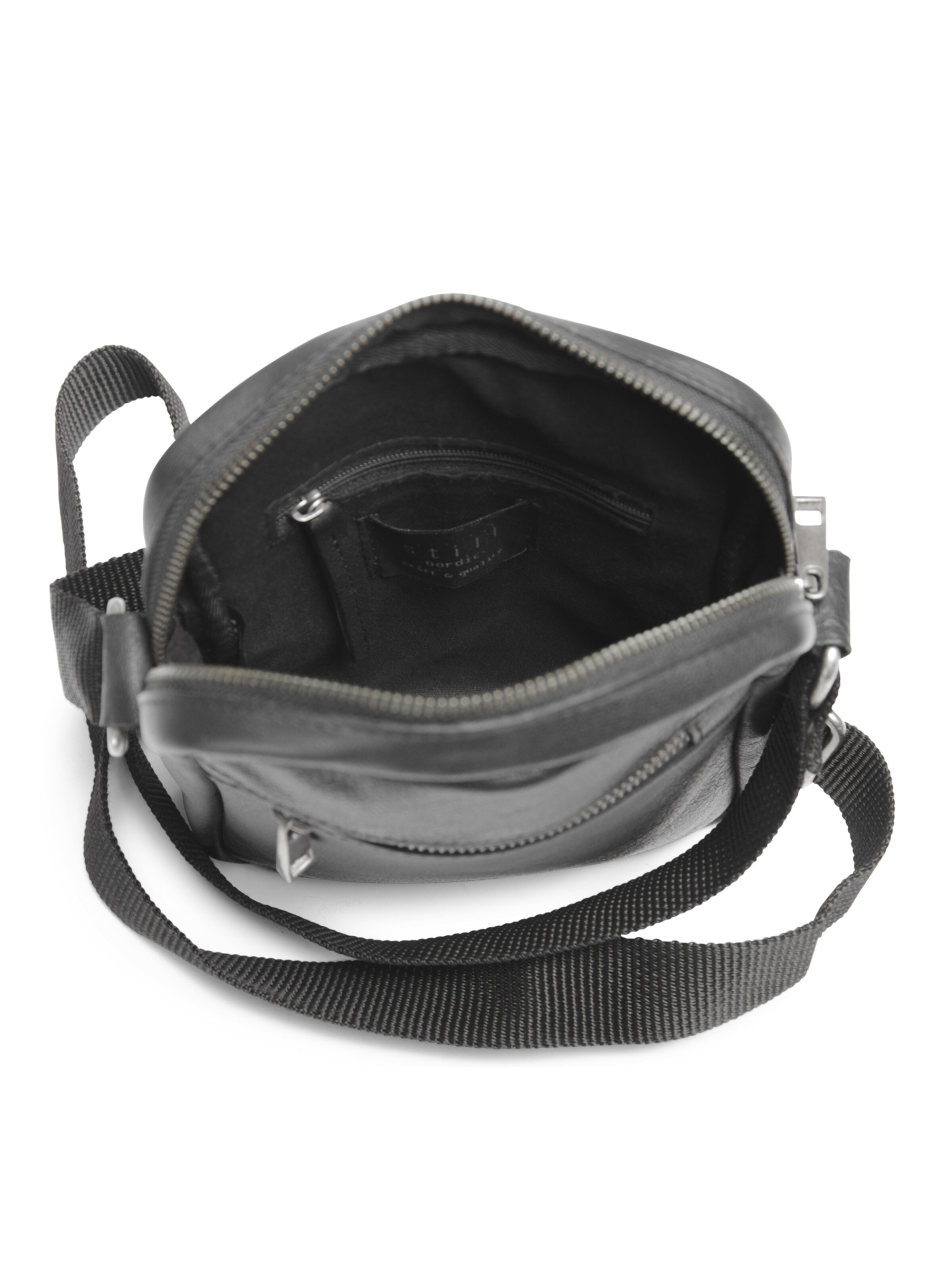 still Nordic Olkalaukku 'Clean' värissä musta