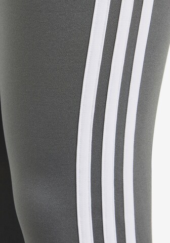 ADIDAS SPORTSWEAR Skinny Sportsbukser i grå