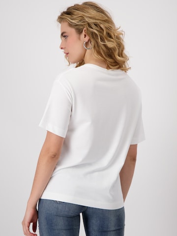 Tricou de la monari pe alb