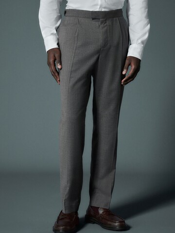 Regular Pantalon à plis Next en gris : devant