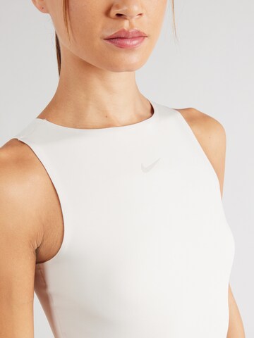 Body sportiv de la NIKE pe alb