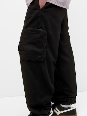 Pull&Bear Ozke Kargo hlače | črna barva
