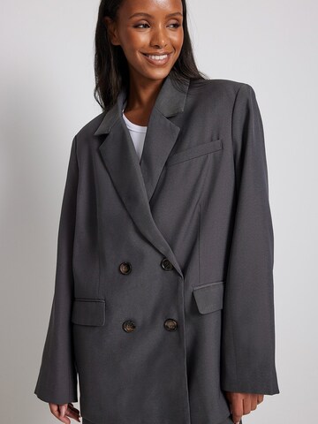 NA-KD Blazer in Grey: front