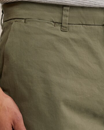WE Fashion - Slimfit Calças chino em verde