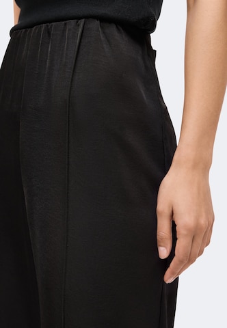 Wide leg Pantaloni con pieghe di Lindex in nero