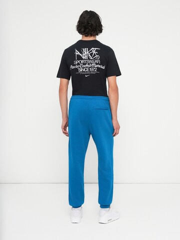 Tapered Pantaloni 'CLUB' de la Nike Sportswear pe verde