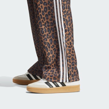 ADIDAS ORIGINALS Loosefit Παντελόνι 'Firebird' σε καφέ