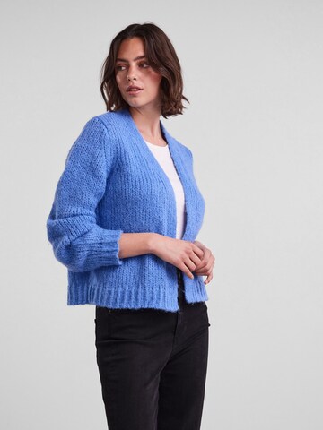 Cardigan 'Carman' PIECES en bleu : devant