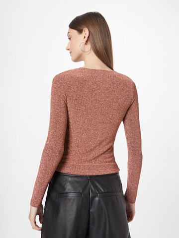 T-shirt 'Lexi' Gina Tricot en marron