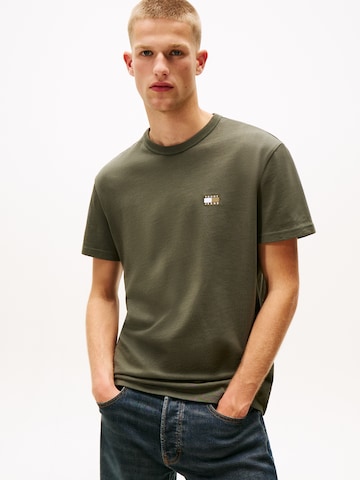 Tricou de la Tommy Jeans pe verde: față