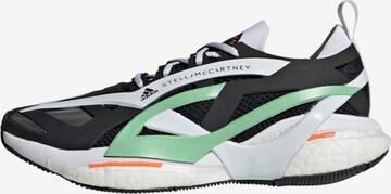 Sneaker de alergat 'SolarGlide' de la adidas by Stella McCartney pe negru: față