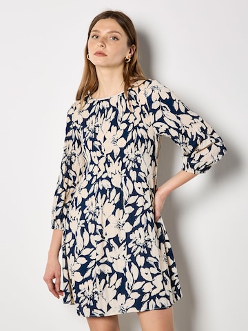 Robe Apricot en bleu : devant