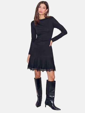 Rochie de la Lipsy pe negru: față