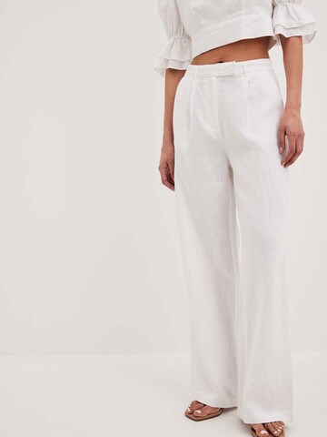 NA-KD Wide leg Pleat-Front Pants in White: front