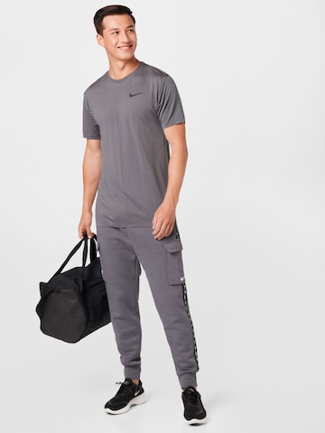 T-Shirt fonctionnel NIKE en gris