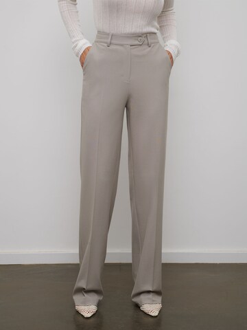 Loosefit Pantaloni con piega frontale 'Joy Tall' di RÆRE by Lorena Rae in grigio: frontale