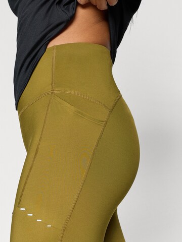 NIKE Skinny Športové nohavice 'SWIFT' - Zelená