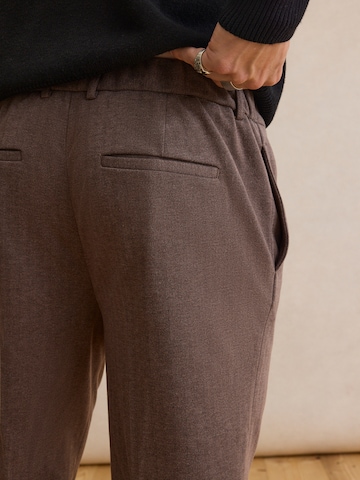 DAN FOX APPAREL Regular Pleat-front trousers 'Charlie' in Brown