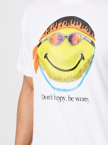 MARKET Тениска 'SMILEY DON'T HAPPY, BE WORRY T-SHIRT' в бяло