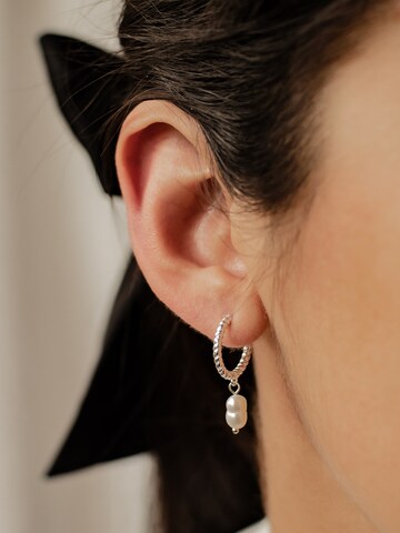 Orecchini 'Twisted Pearl' di Hey Happiness in argento: frontale
