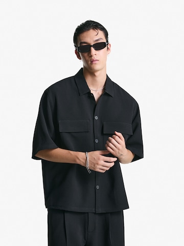 Bershka Comfort Fit Риза в черно: отпред