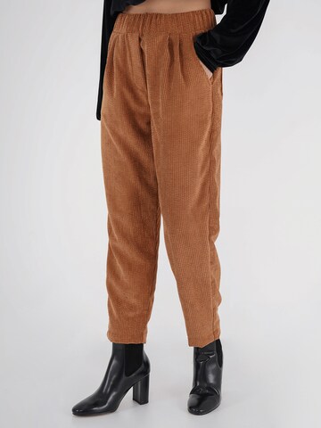 FRESHLIONS Tapered Bandplooibroek 'Selma' in Bruin