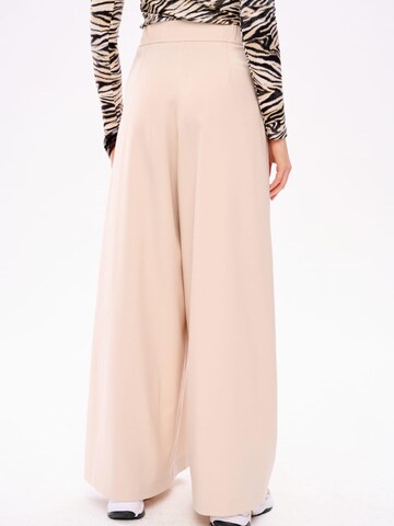 Blue Shadow Wide Leg Hose‌‌ in Beige: Vorderseite
