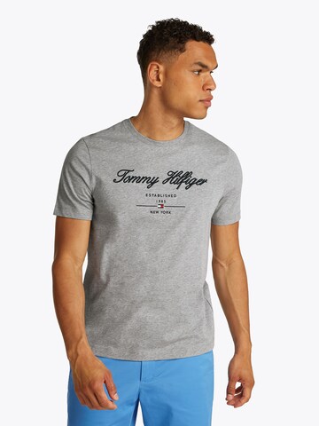 Maglietta di TOMMY HILFIGER in grigio: frontale