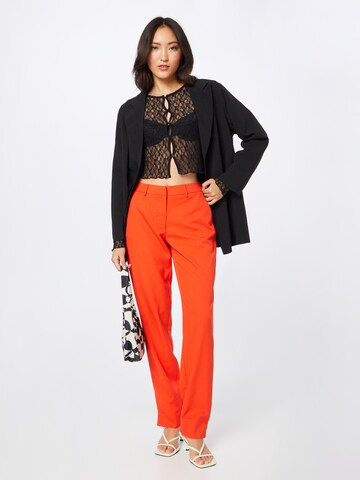 Regular Pantalon chino 'AMALIE' PIECES en rouge