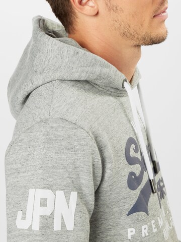 Coupe regular Sweat-shirt Superdry en gris