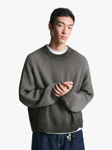 Bershka Sweater in Green: front