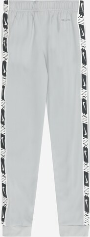 Tapered Pantaloni de la Nike Sportswear pe gri