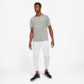 T-Shirt fonctionnel 'Rise 365' NIKE en gris