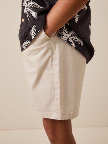 Next Regular Shorts in Weiß