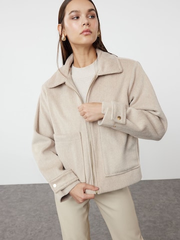 Trendyol Overgangsjakke i brun: forside