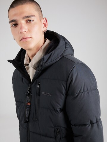 HOLLISTER Jacke in Schwarz